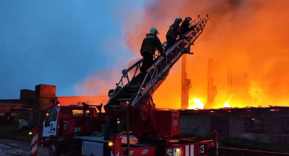 МЧС тушит крупный пожар в цехе по производству кирпича в Смоленске
