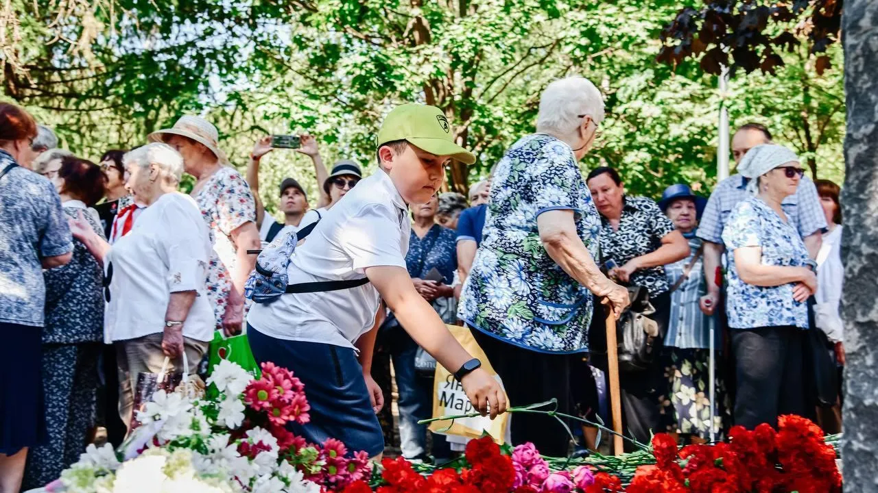 В мытищинском парке ветеранов торжественно открыли памятный знак