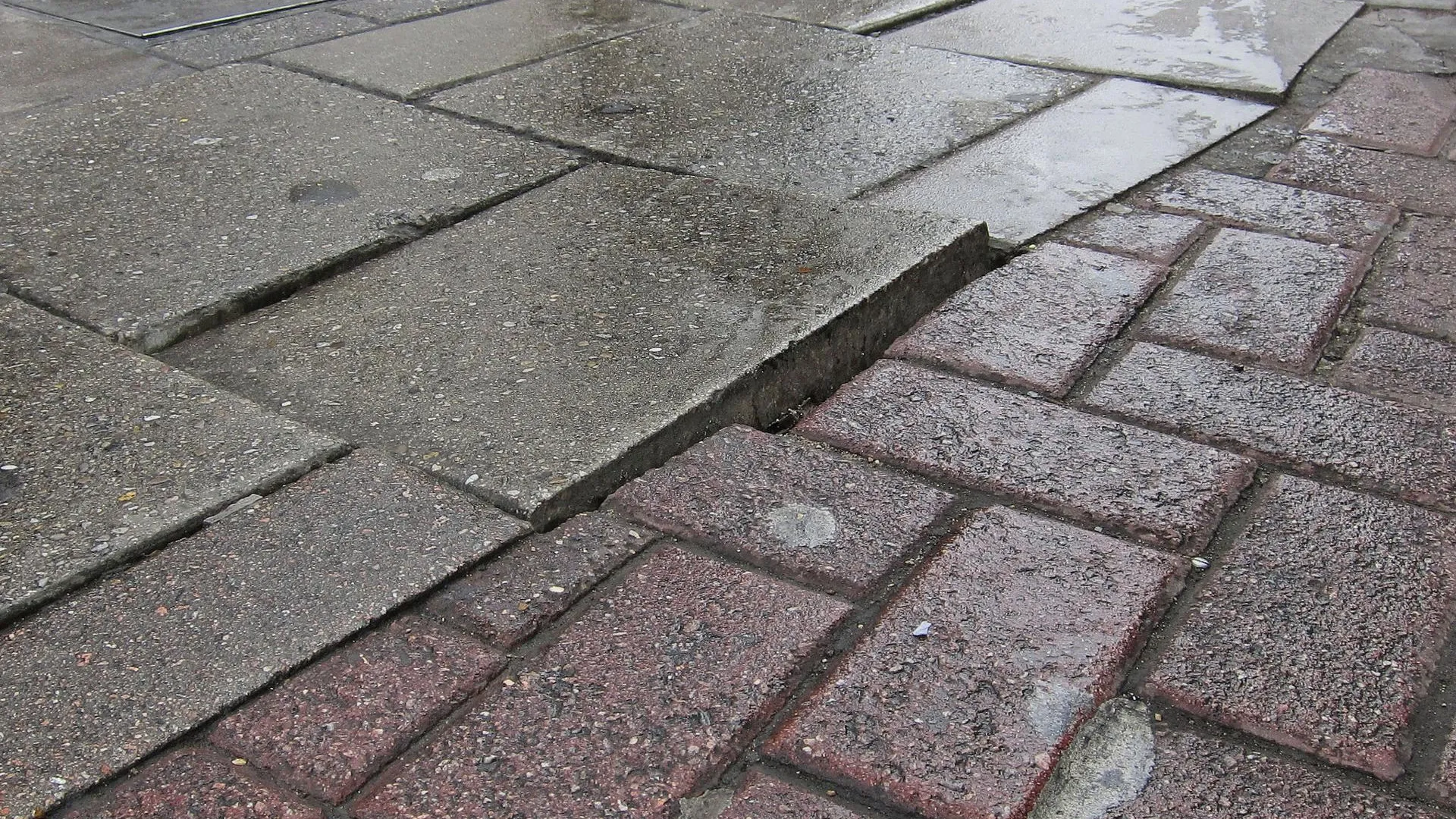 В Нижнем Новгороде дорожная плитка «поплыла» с улицы