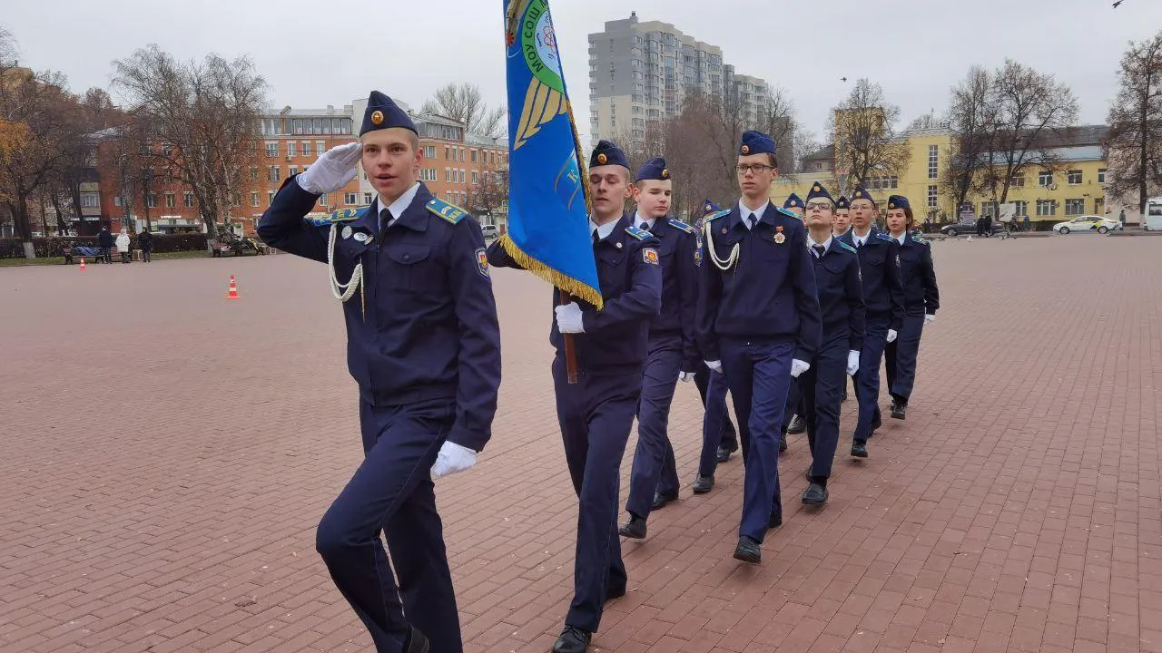 Молодежь Подольска соревнуется в строевой подготовке в День народного единства