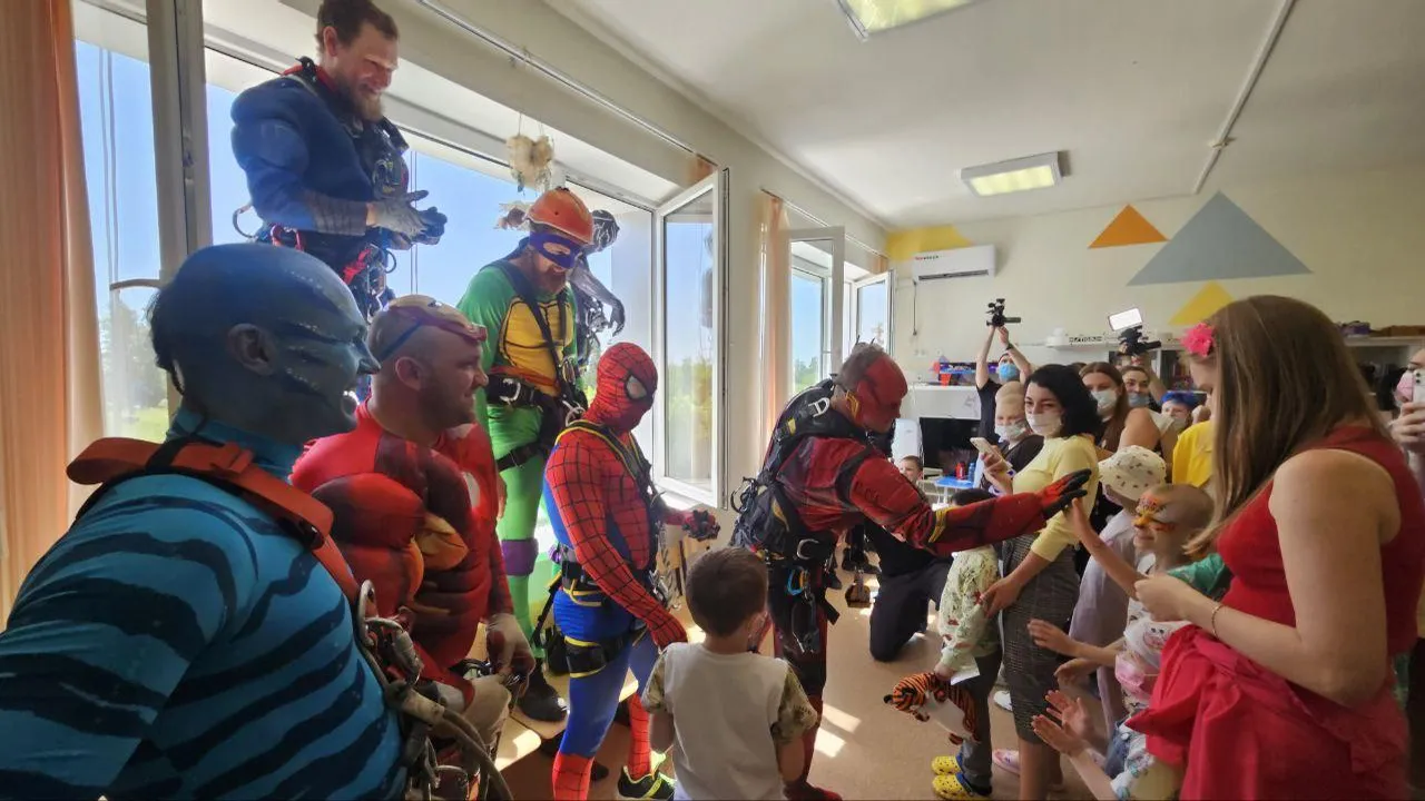 Альпинисты в костюмах супергероев поздравили пациентов онкодиспансера Подмосковья