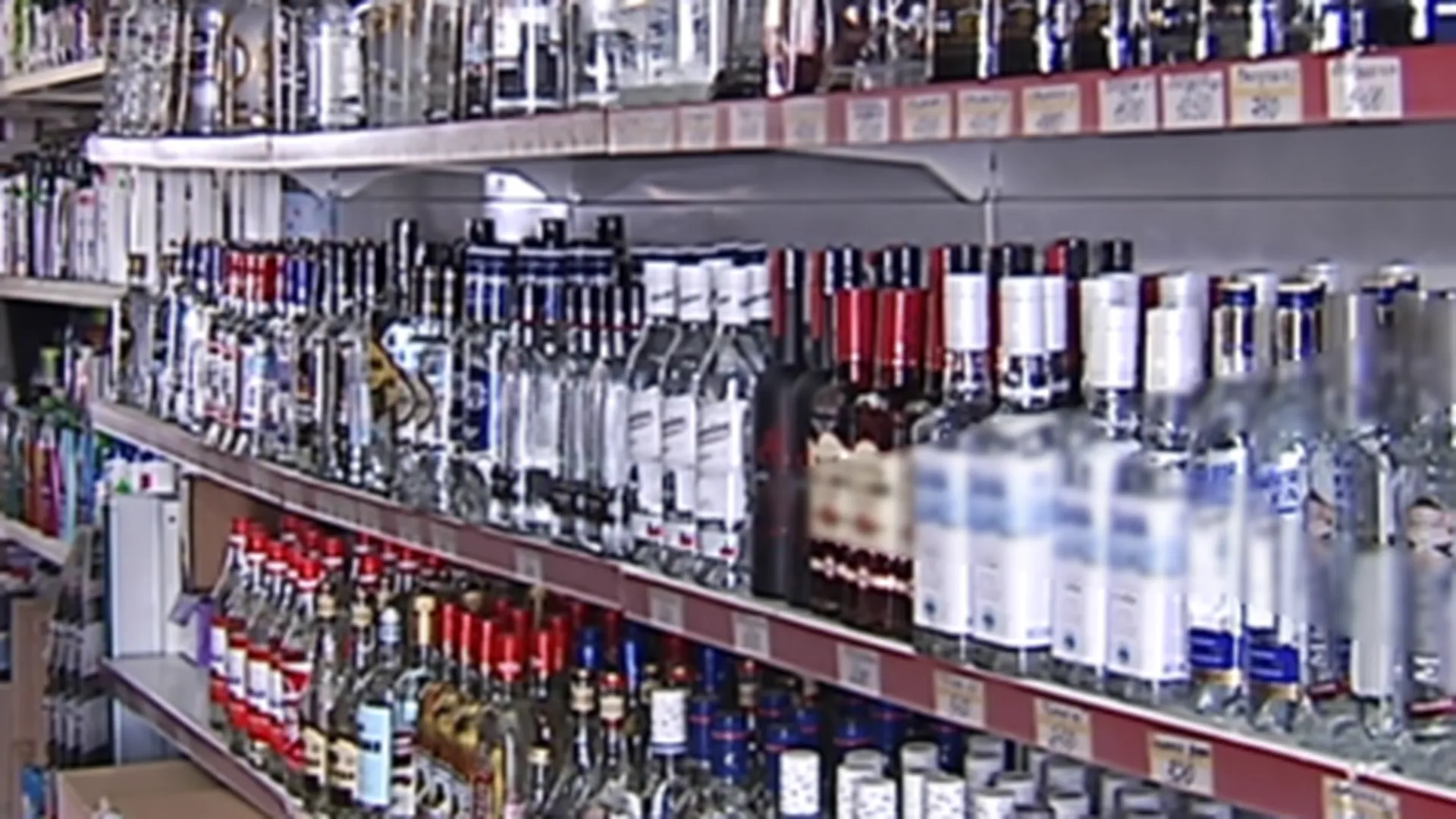 Ряд магазинов, торговавших алкоголем ночью, выявили в Ивантеевке и Истре