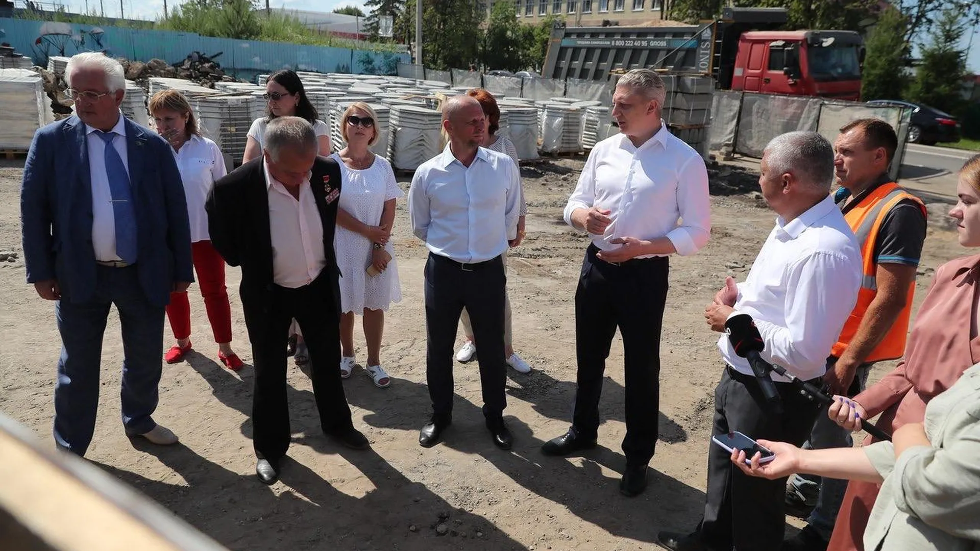 Андрей Иванов осмотрел благоустройство сквера в Кубинке в День ВДВ