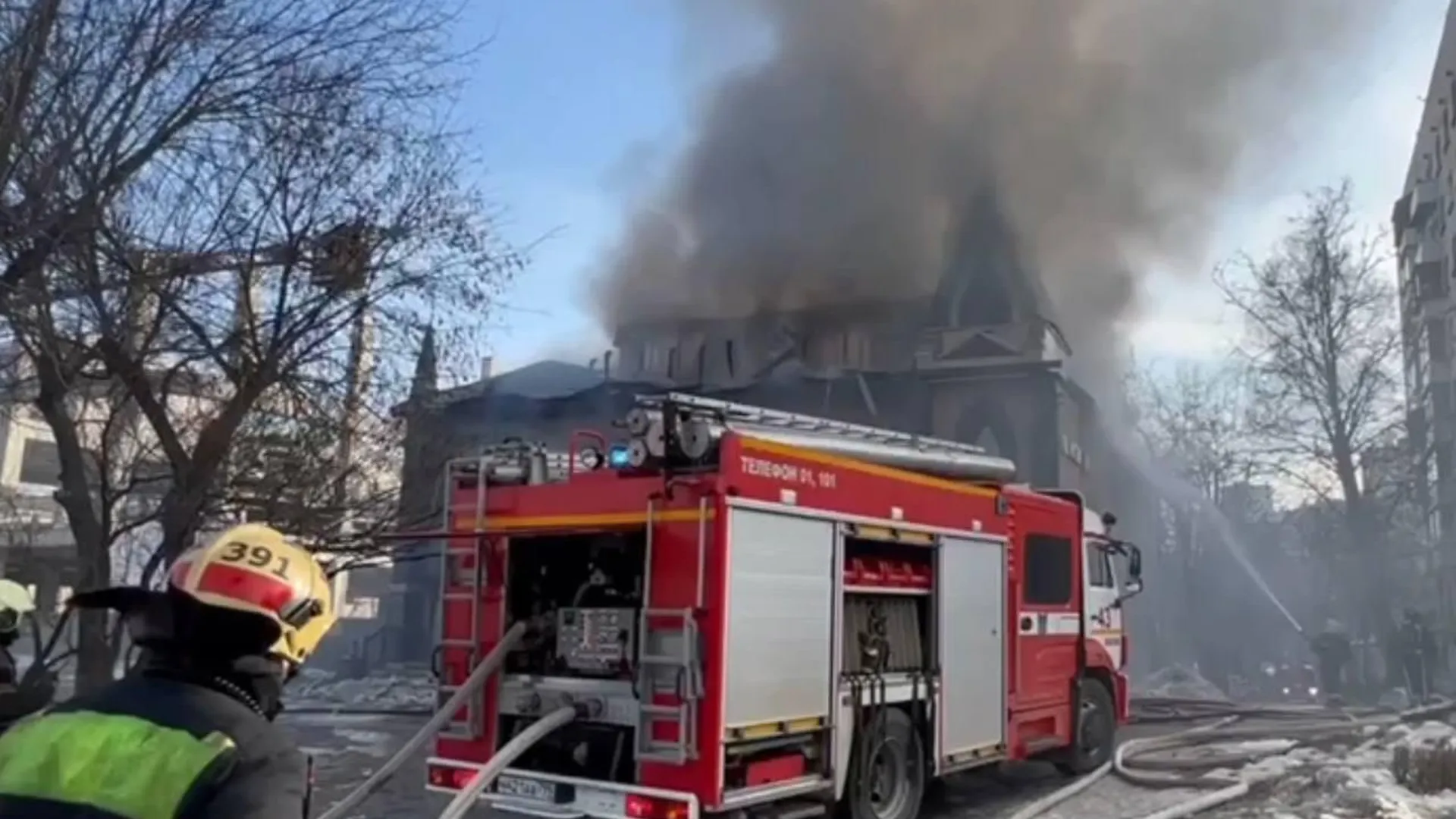 Опубликовано видео с места тушения пожара в ресторане на юге Москвы | РИАМО