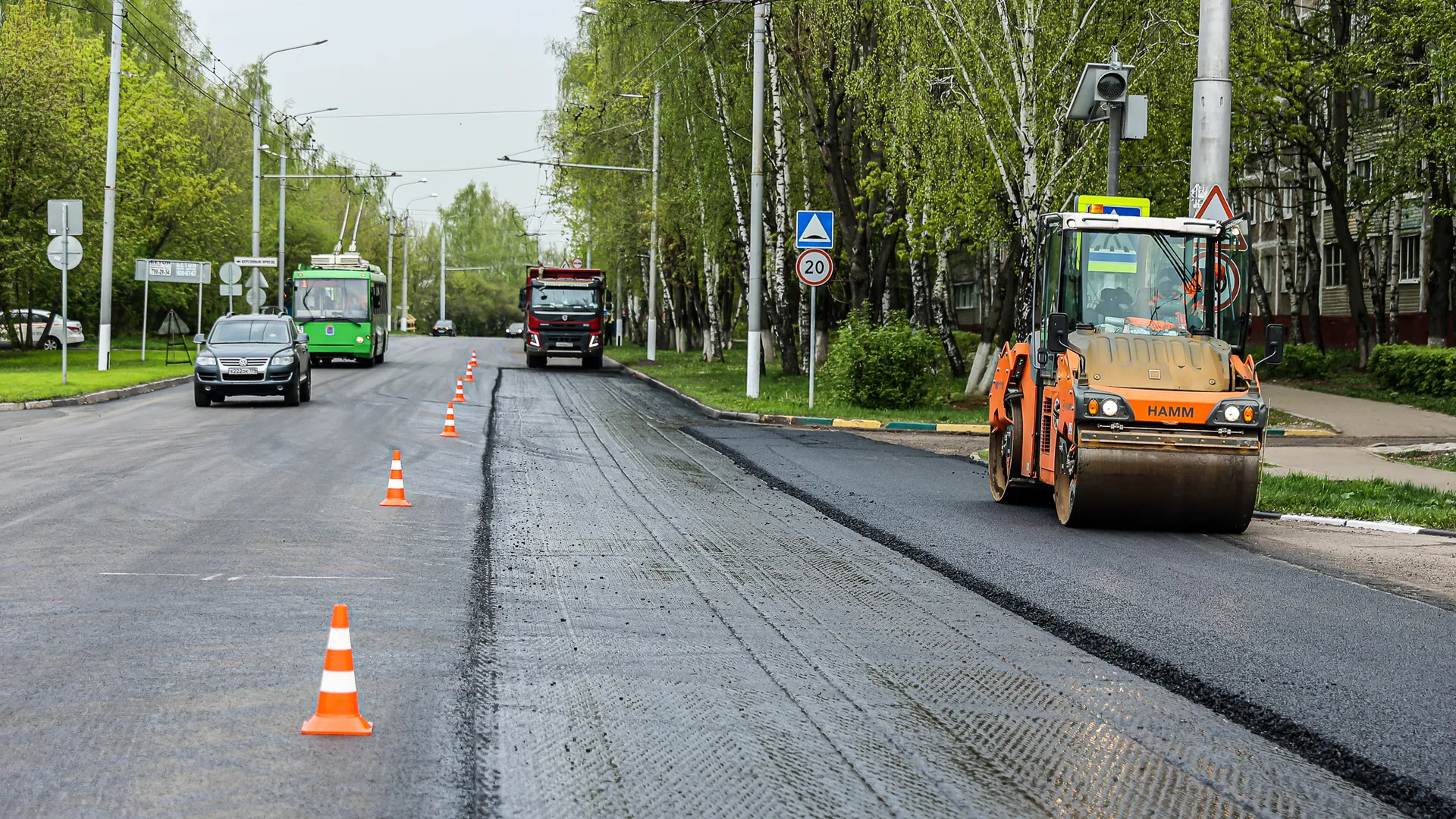 Новый асфальт укладывают на улицах Томилинская и Лесная в Дзержинском