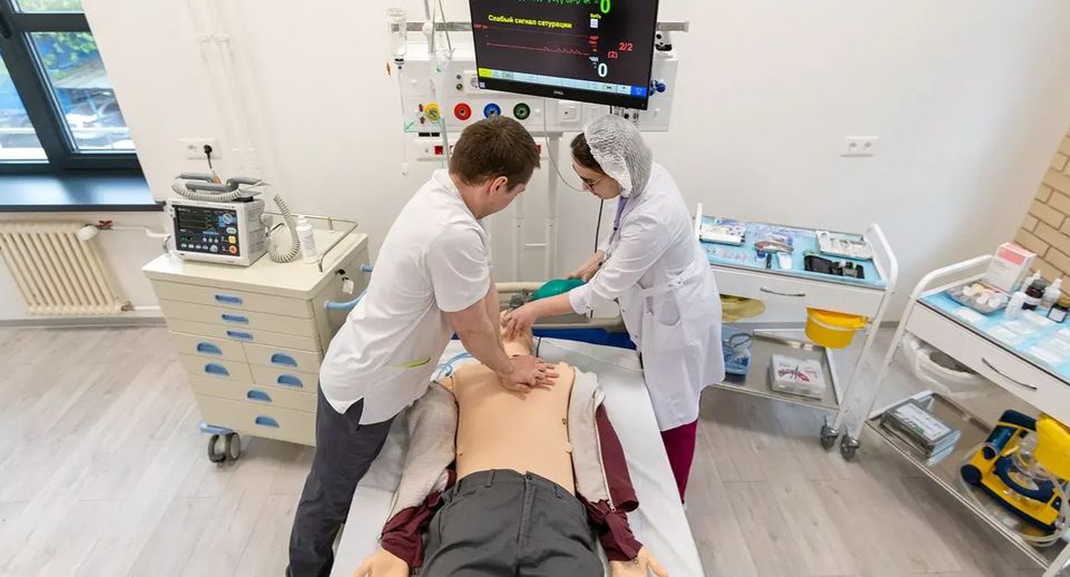 В Кадровом центре Москвы врачей учат лечить пациентов на роботах