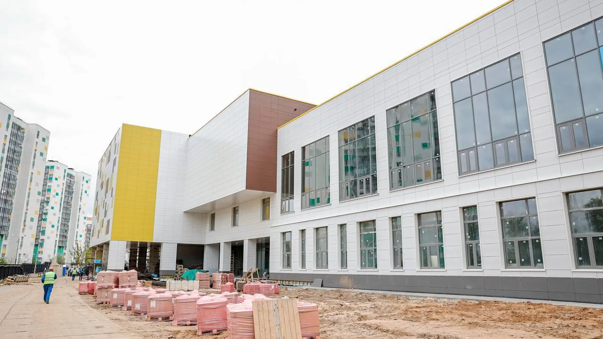 В рамках Народной программы партии в Мытищах продолжается строительство школы на 1100 мест