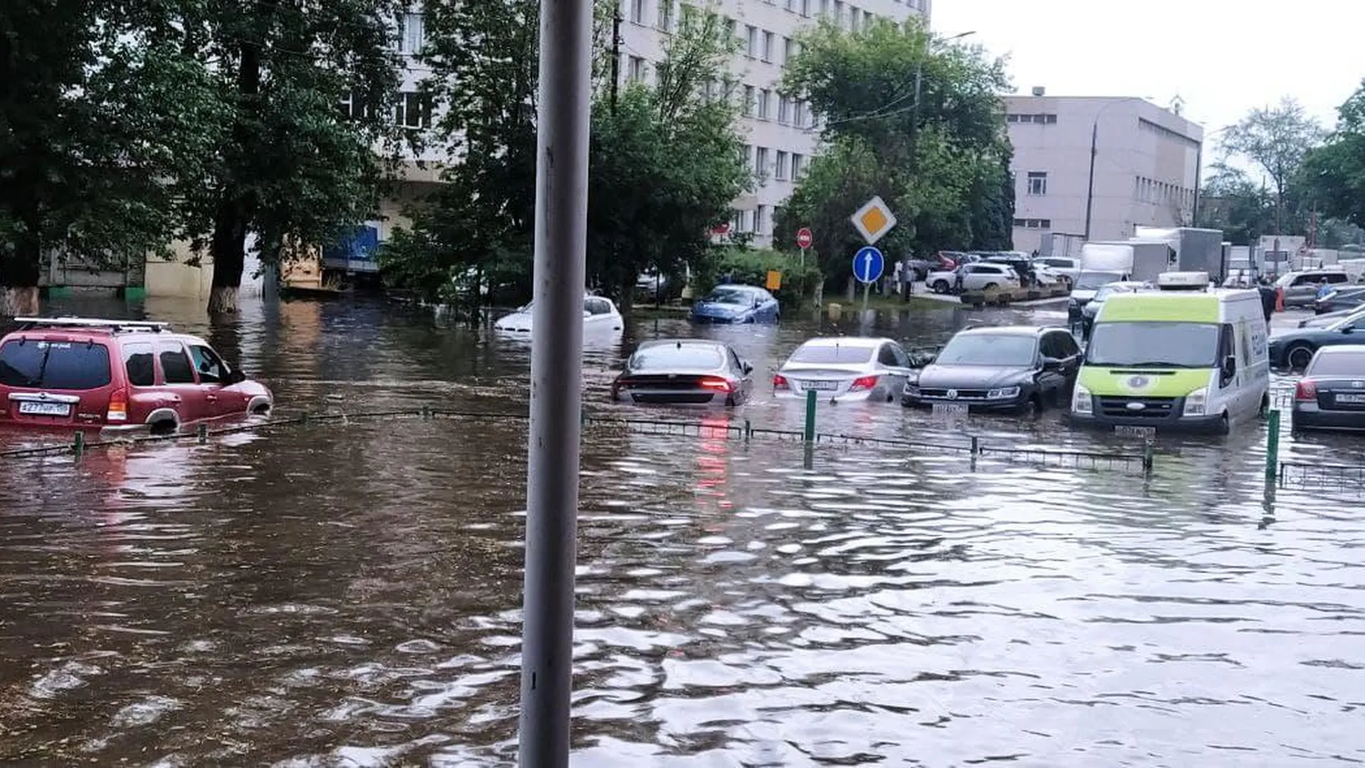 Что делать, если автомобиль утонул во время ливня | РИАМО | РИАМО