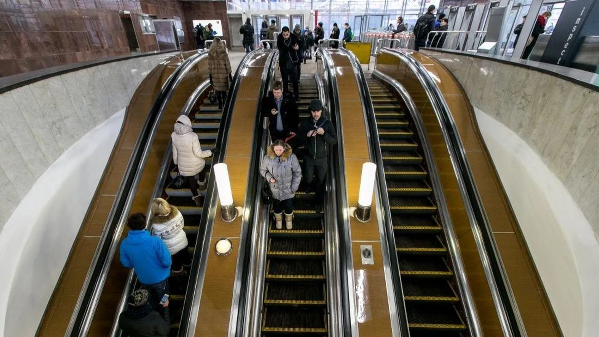 Пять вестибюлей и два эскалаторных павильона метро Москвы закроют на ремонт с субботы
