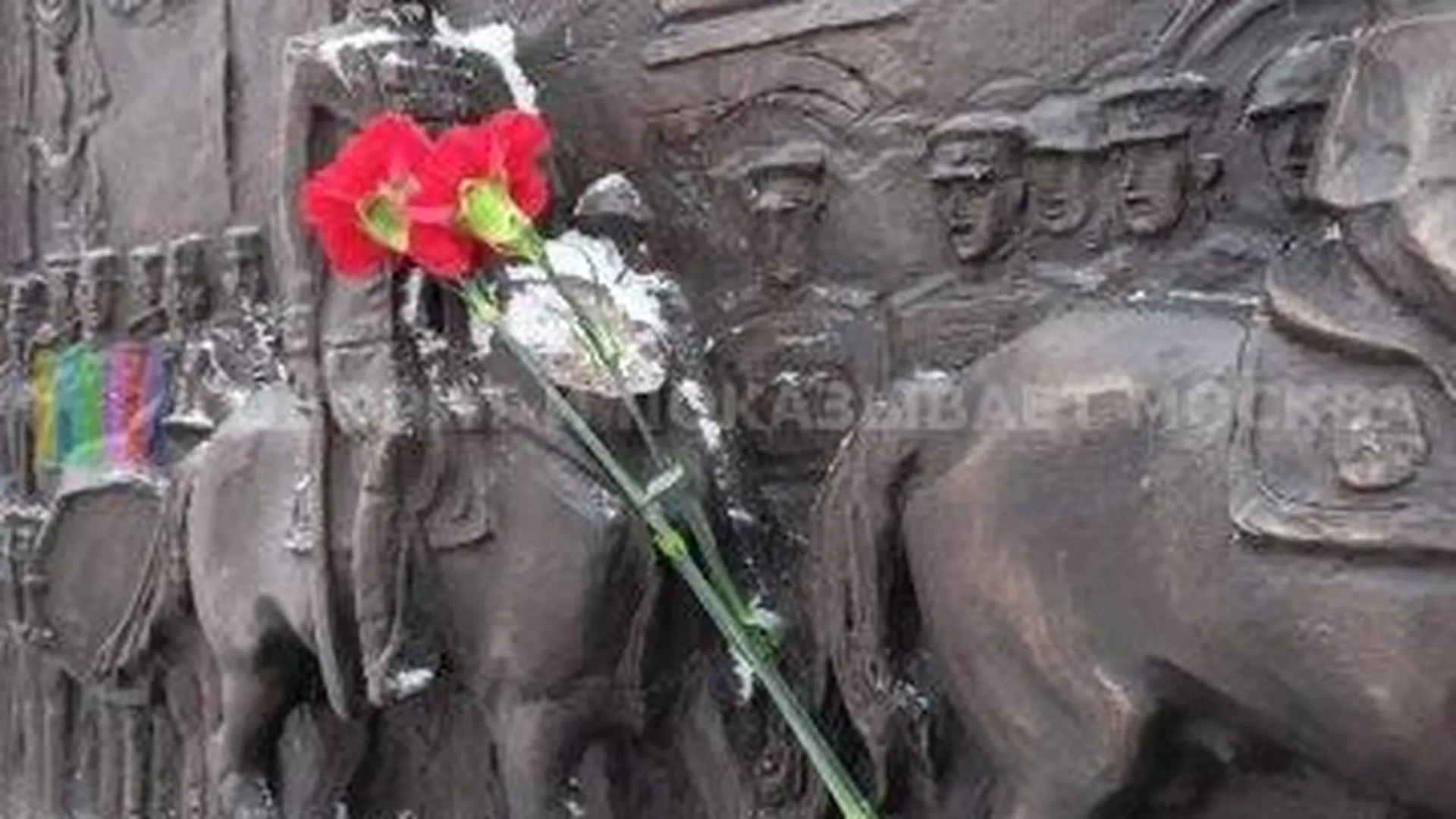 Неизвестный отпилил голову коня на горельефе «Парад Победы» в Москве