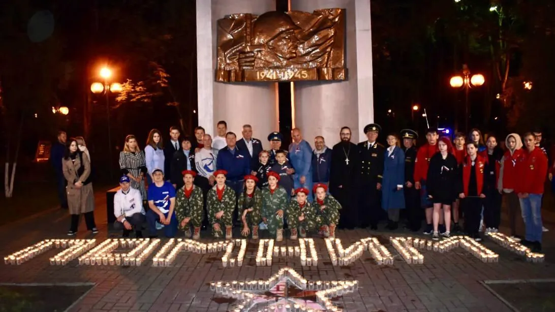 Жители Балашихи выложили из 300 свечей слово «Помним» в память о героях ВОВ