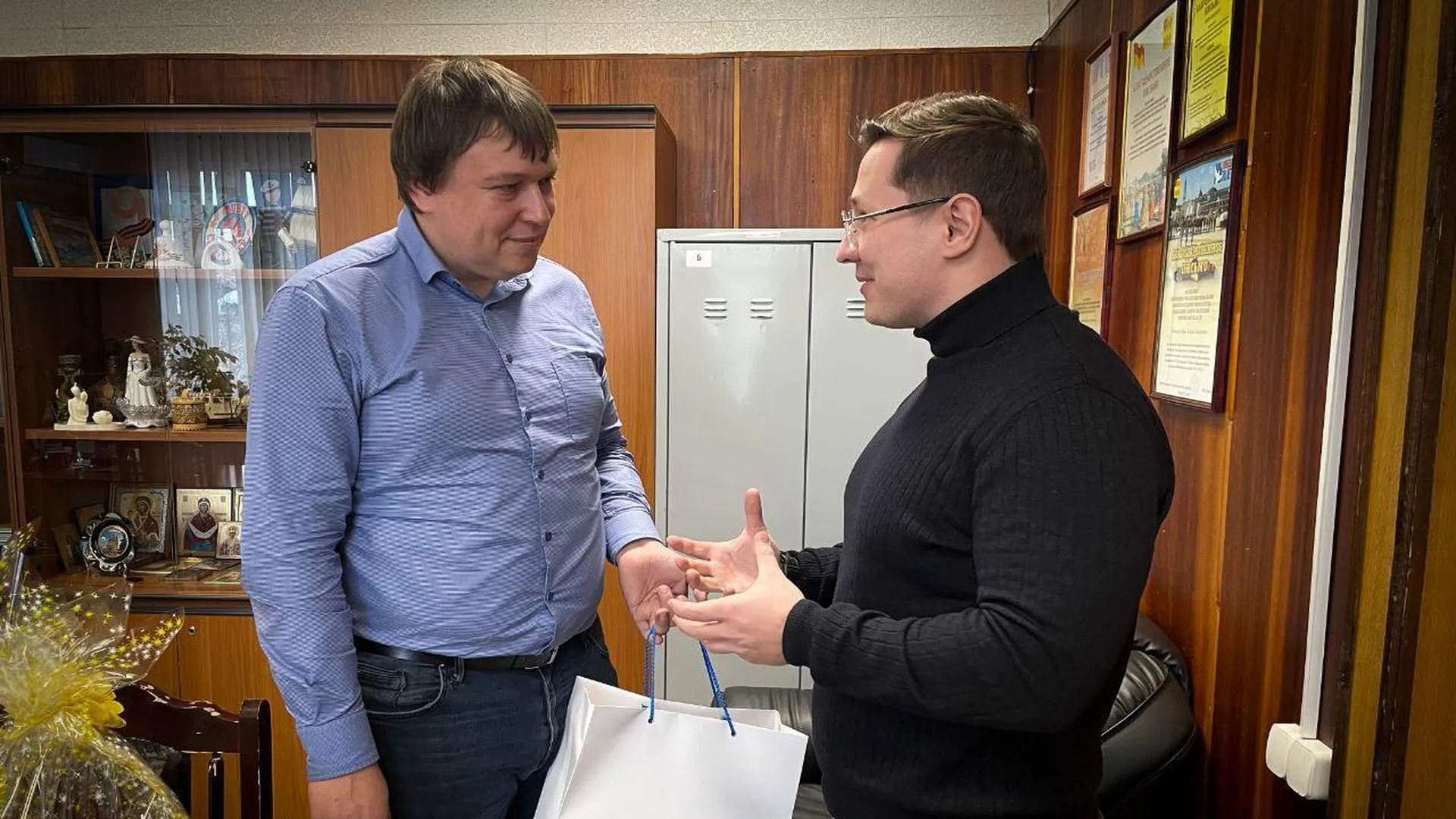 Депутат Черемисов поздравил с днем рождения начальника Окружного управления соцзащиты Ногинска