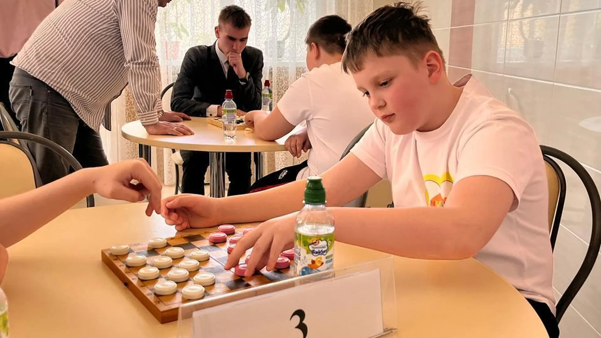 Воспитанник семейного центра «Можайский» победил в турнире по шашкам