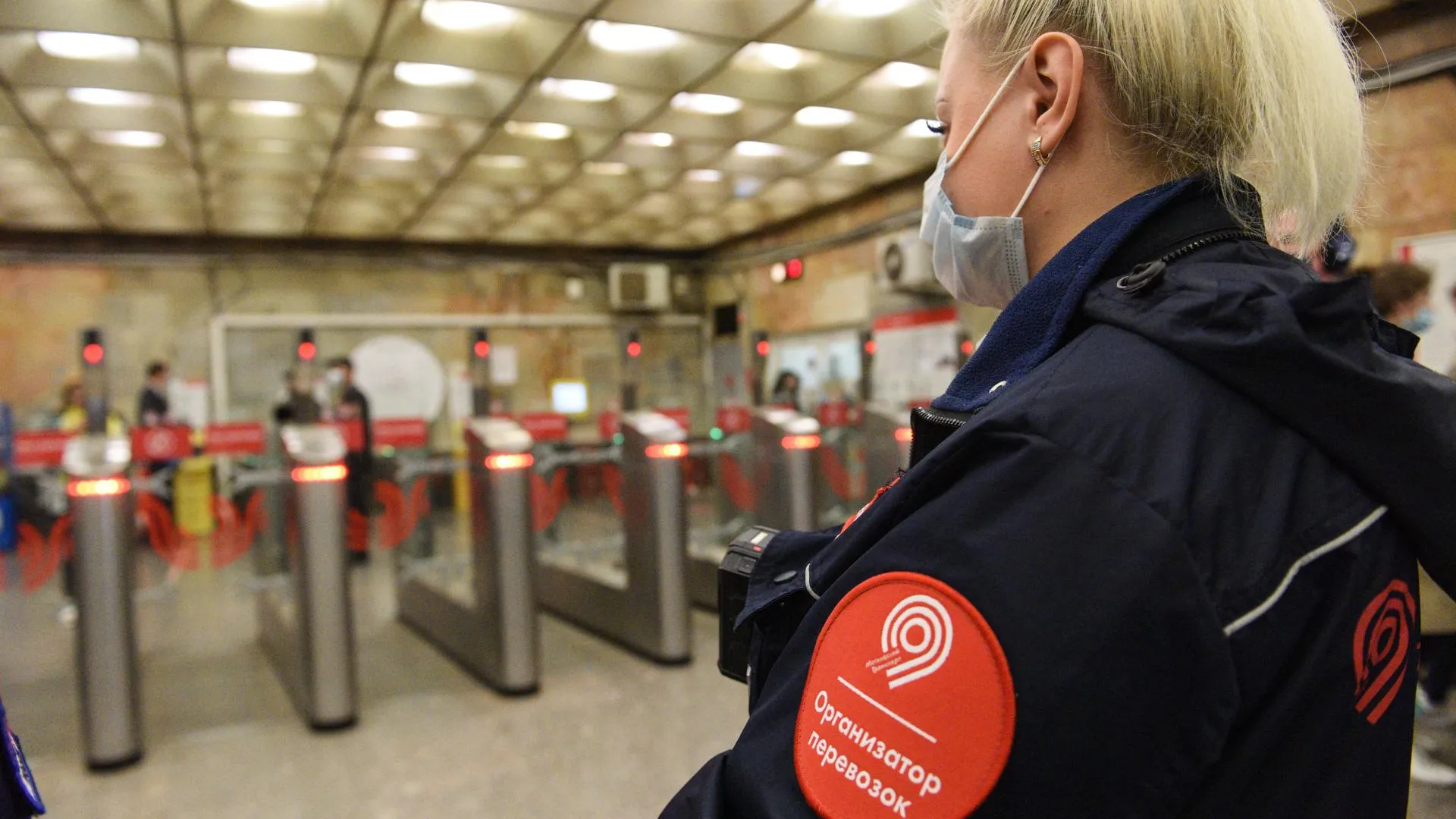 «МК»: контролера метро избили за то, что она попросила документы у безбилетников