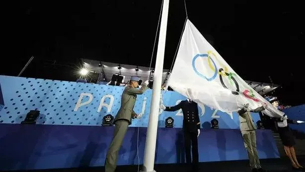Олимпийский флаг в Париже вывесили вниз головой