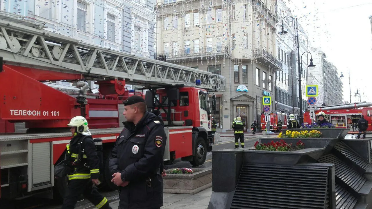 Автомобилистов попросили не заезжать в район пожара на Большой Дмитровке в  Москве | РИАМО