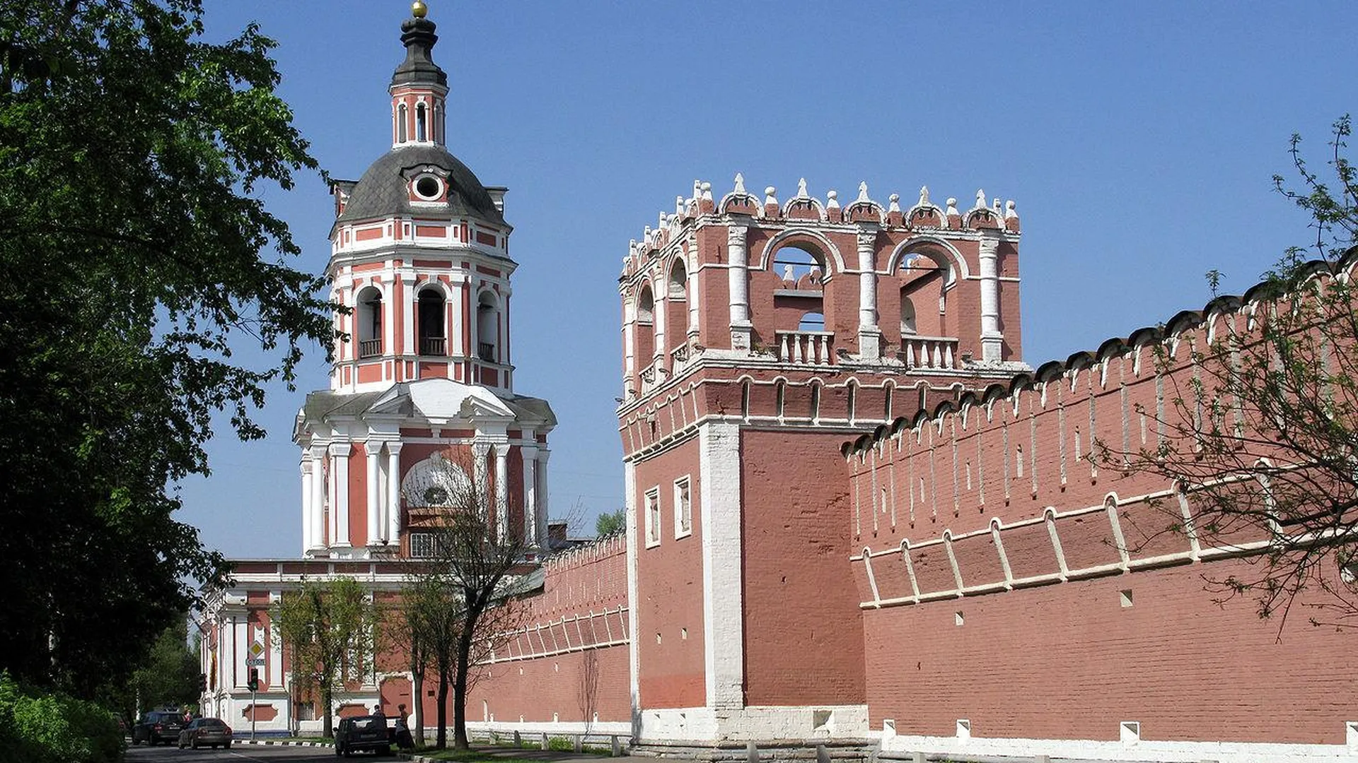 Глава Минприроды и патриарх Кирилл открыли липовую аллею в Донском монастыре в Москве