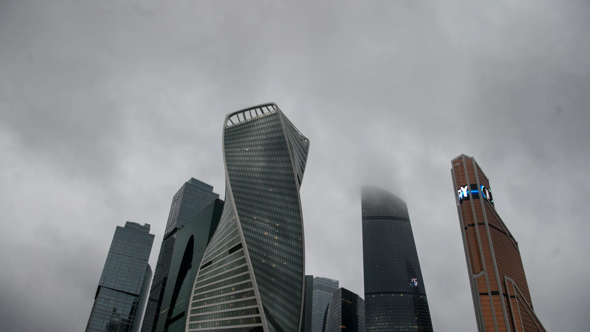 Неизвестные чем-то «накачали» двух школьниц в «Москва-Сити»