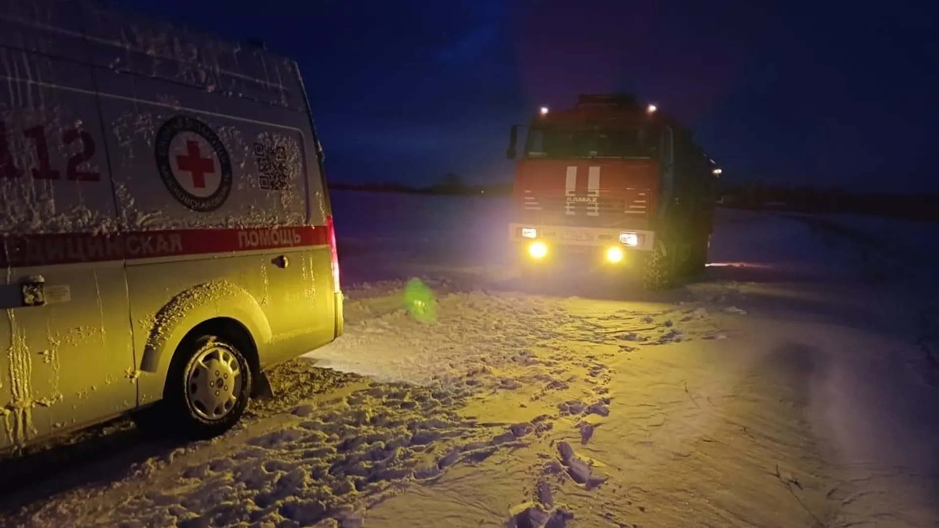 Подмосковные спасатели вытащили машину скорой помощи, застрявшую в сугробах  | РИАМО