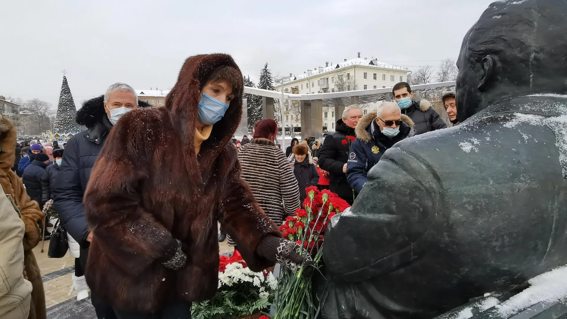 В Королеве возложили цветы к памятникам советского конструктора