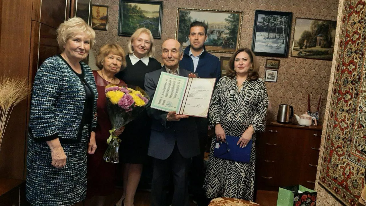 Депутат Мособлдумы поздравила семью из Люберец с юбилеем супружеской жизни
