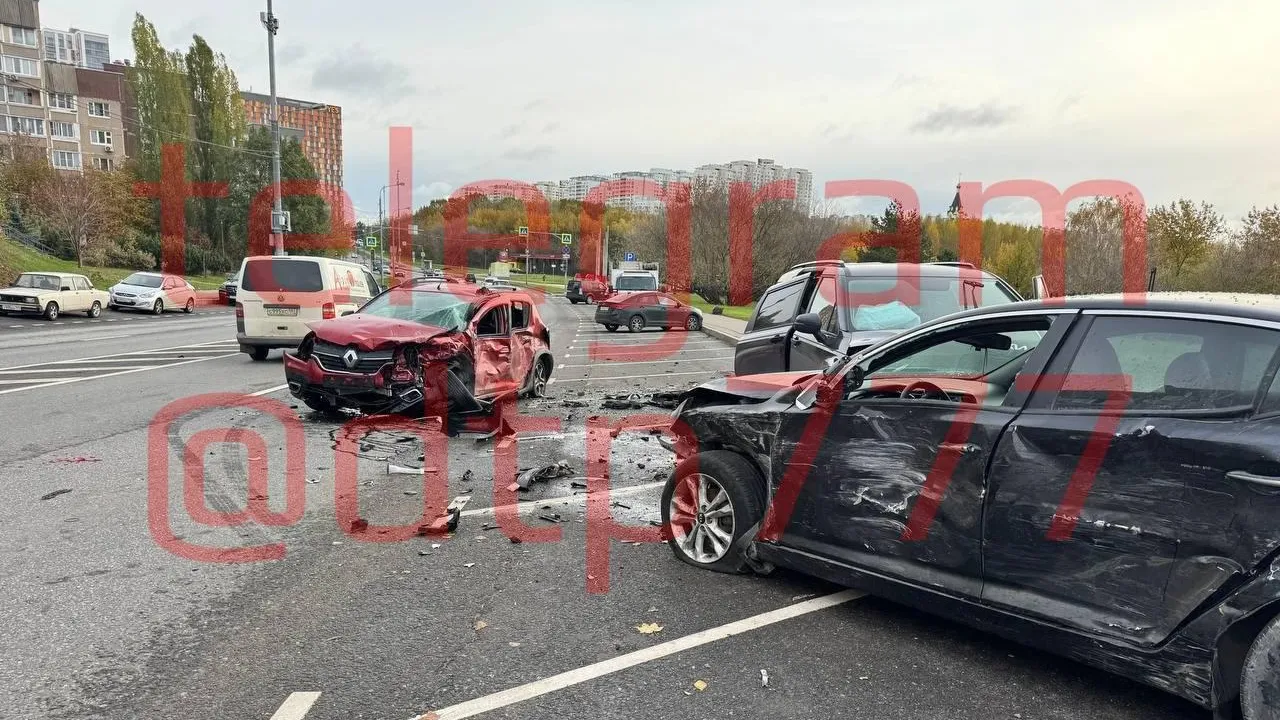 Водитель Kia умер за рулем в Москве. Иномарка влетела в припаркованные авто