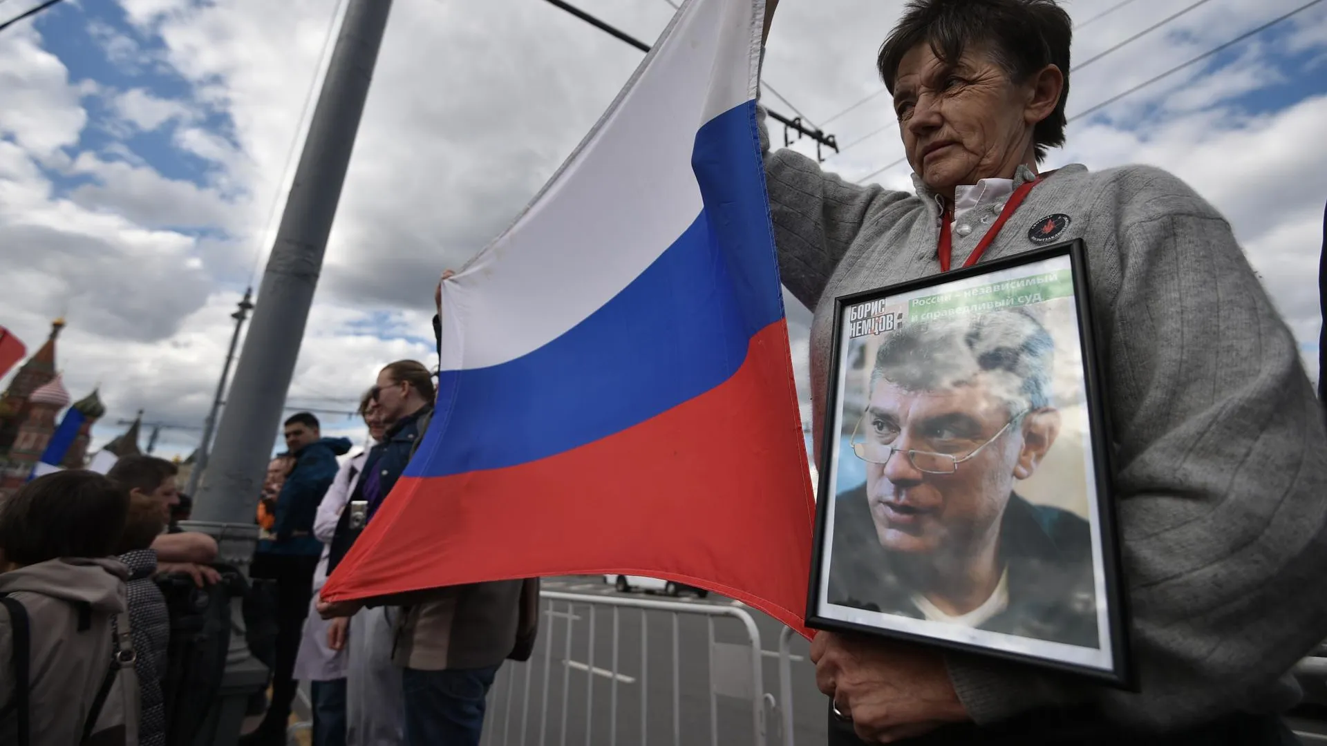 В мэрии Москвы назвали беззаконием установку памятной таблички на доме Немцова