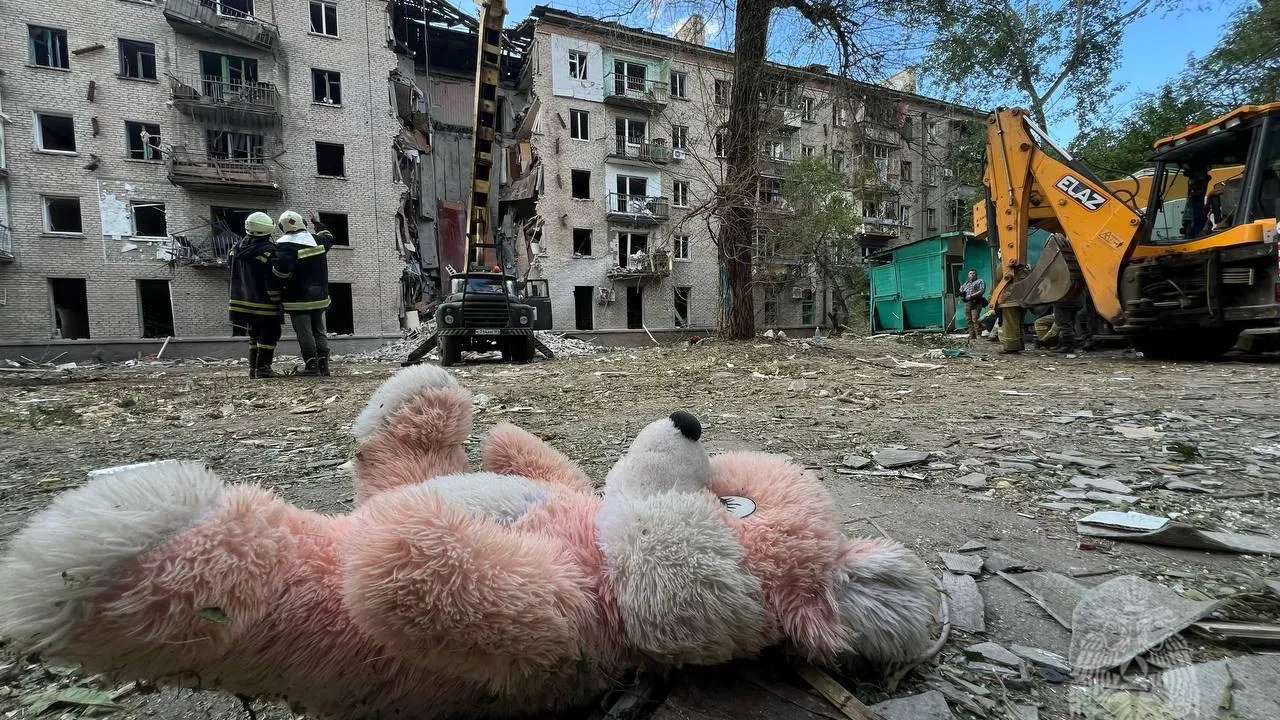 Пасечник заявил о повреждении школ, детсадов и домов при ударе ВСУ по  Луганску | РИАМО