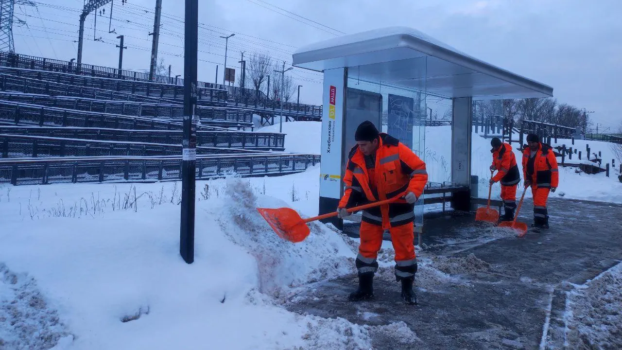 В Долгопрудном 22 декабря обрабатывают от гололеда дороги, тротуары и остановки
