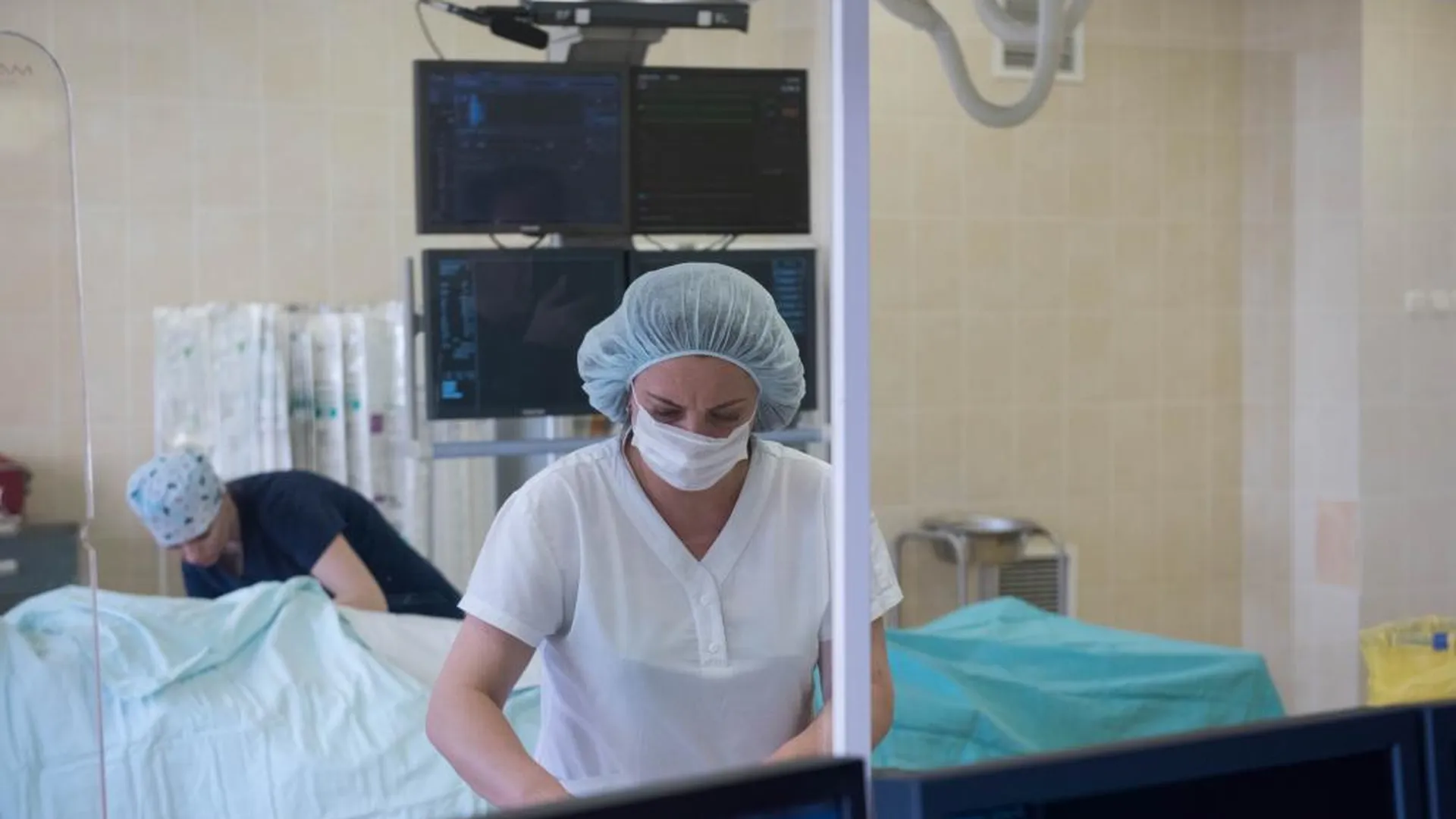 Медики пытаются сохранить ногу 47‑летней москвичке, пострадавшей в «Крокусе»