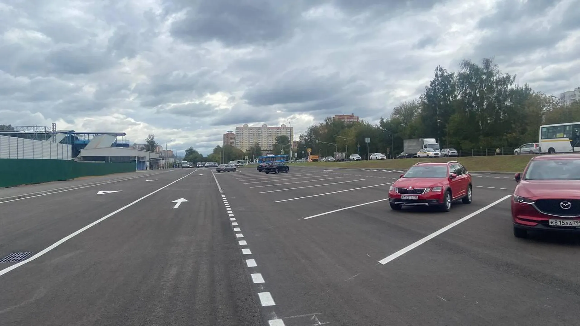 Перехватывающие парковки обустроили вблизи станций Ольгино и Лесной городок
