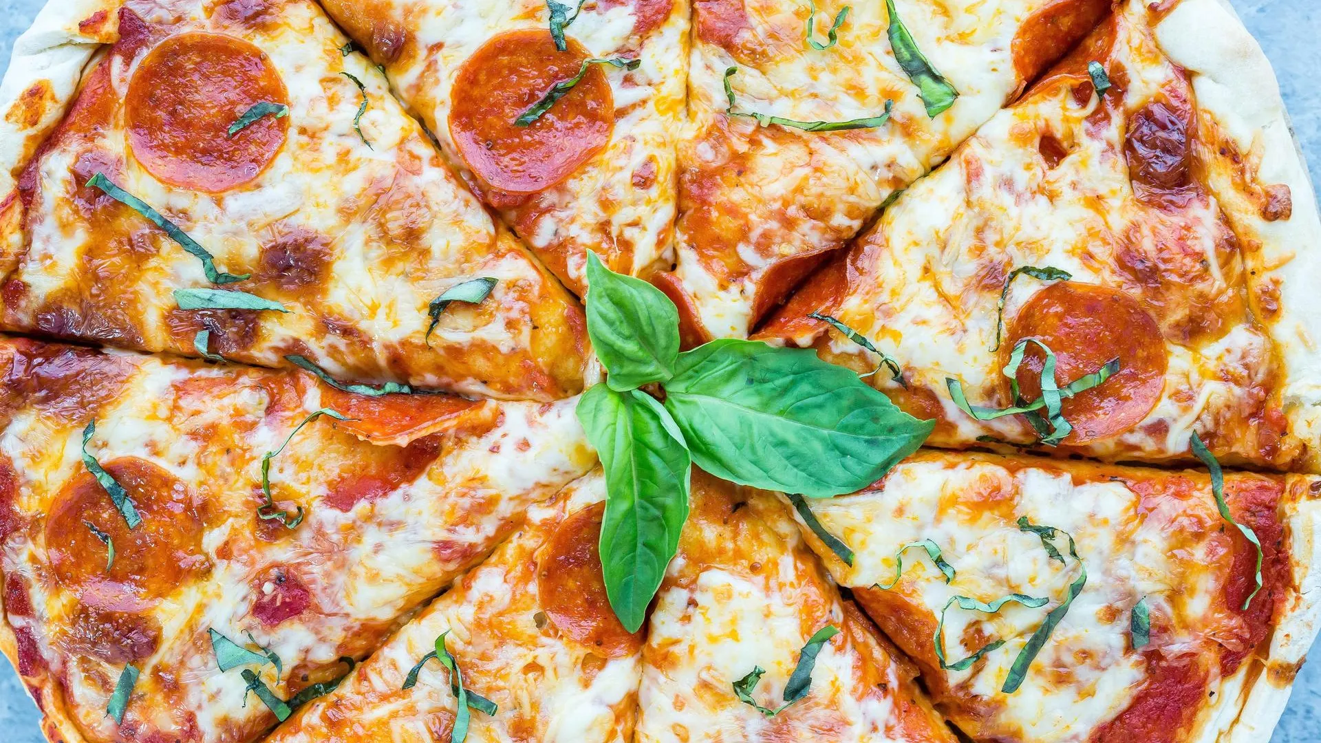 Диетолог Джутова посоветовала выбирать пиццу на тонком тесте
