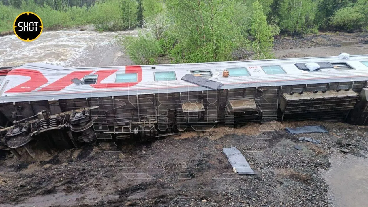 SHOT: 12 пассажиров пострадали при сходе вагонов поезда в Коми