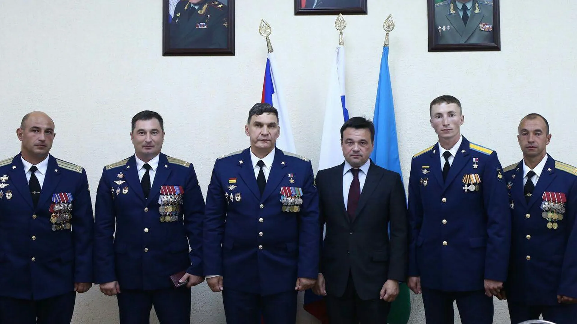 Воробьев поздравил бойцов бригады спецназначения с Днем ВДВ