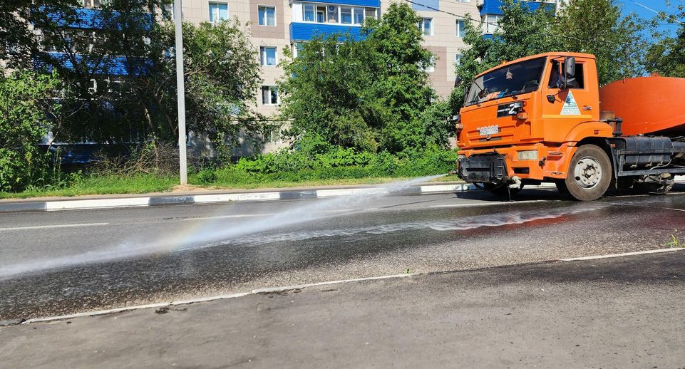 В Домодедове дороги охлаждают поливальными машинами