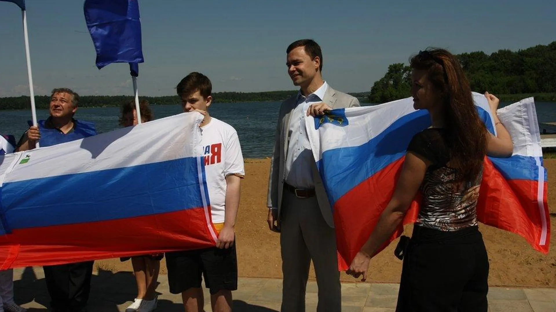 Эстафета с флагом России прошла по озеру Сенеж в Солнечногорске