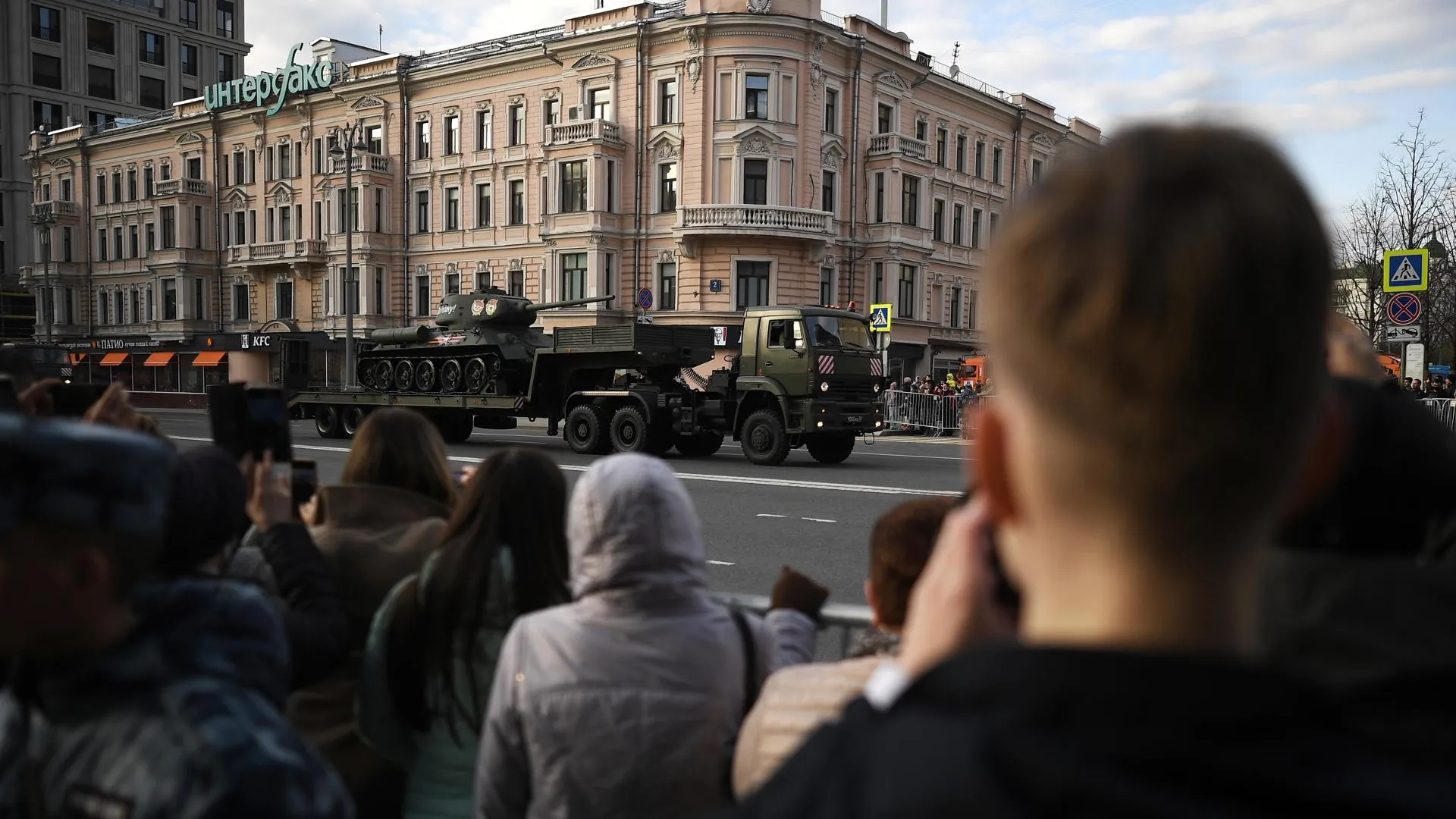 Москвичи выкладывают в соцсети фото техники, участвующей в параде Победы |  РИАМО