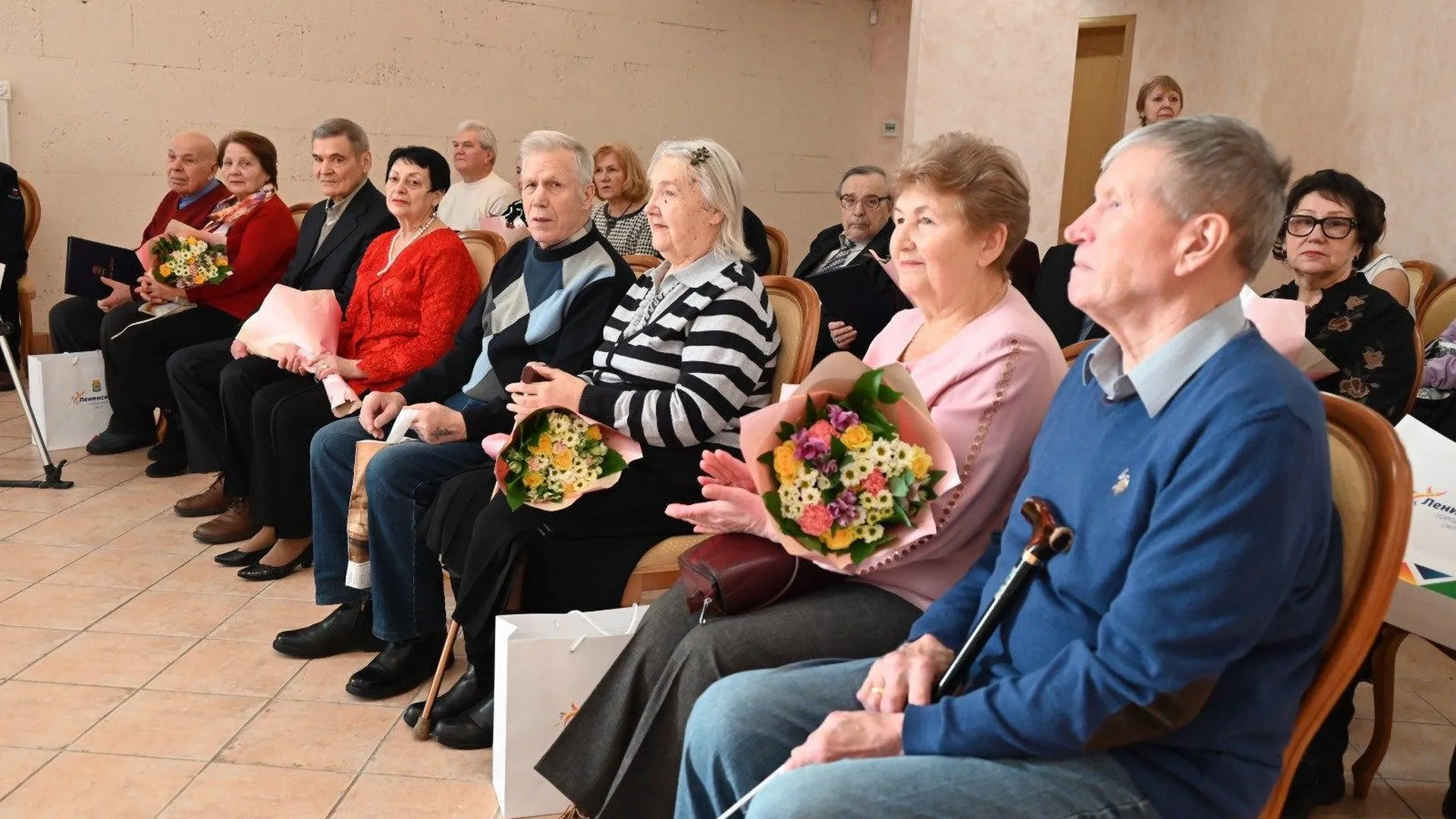 Более 70 пар юбиляров семейной жизни поздравили в Ленинском округе