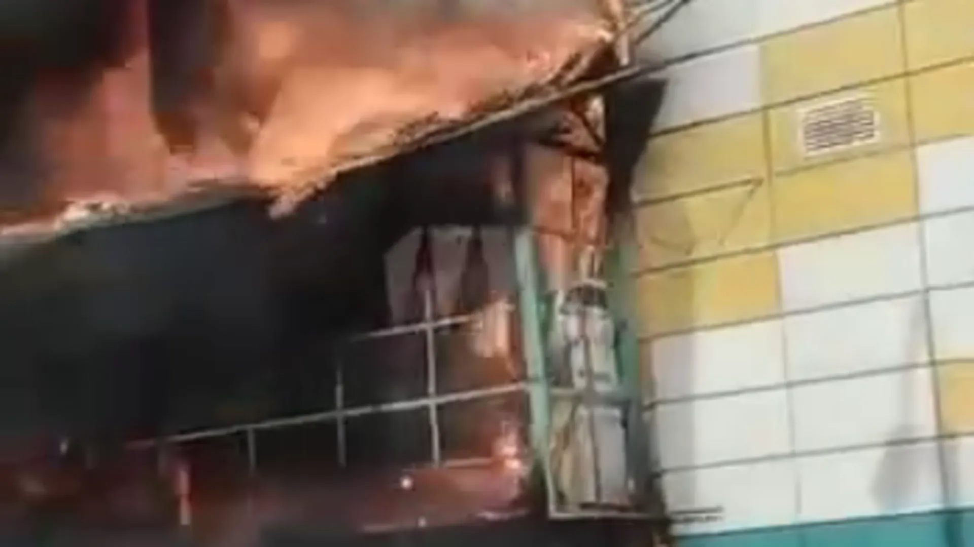 Здание магазина «Дикси» вспыхнуло в Новой Москве