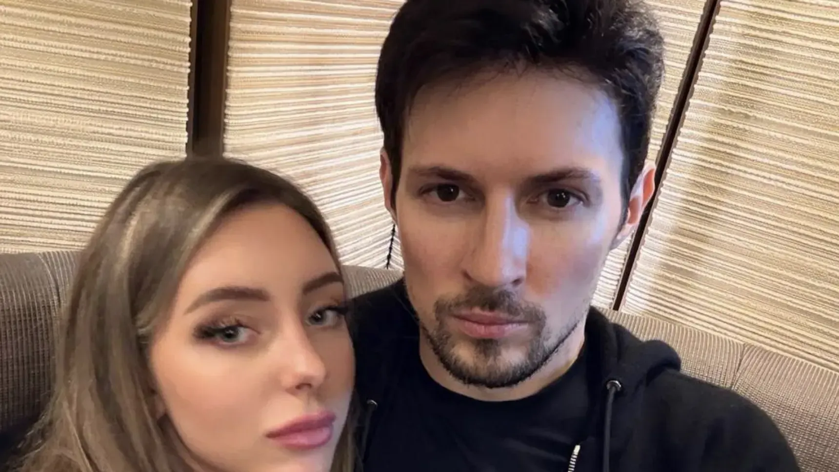 Что за девушка была с дуровым