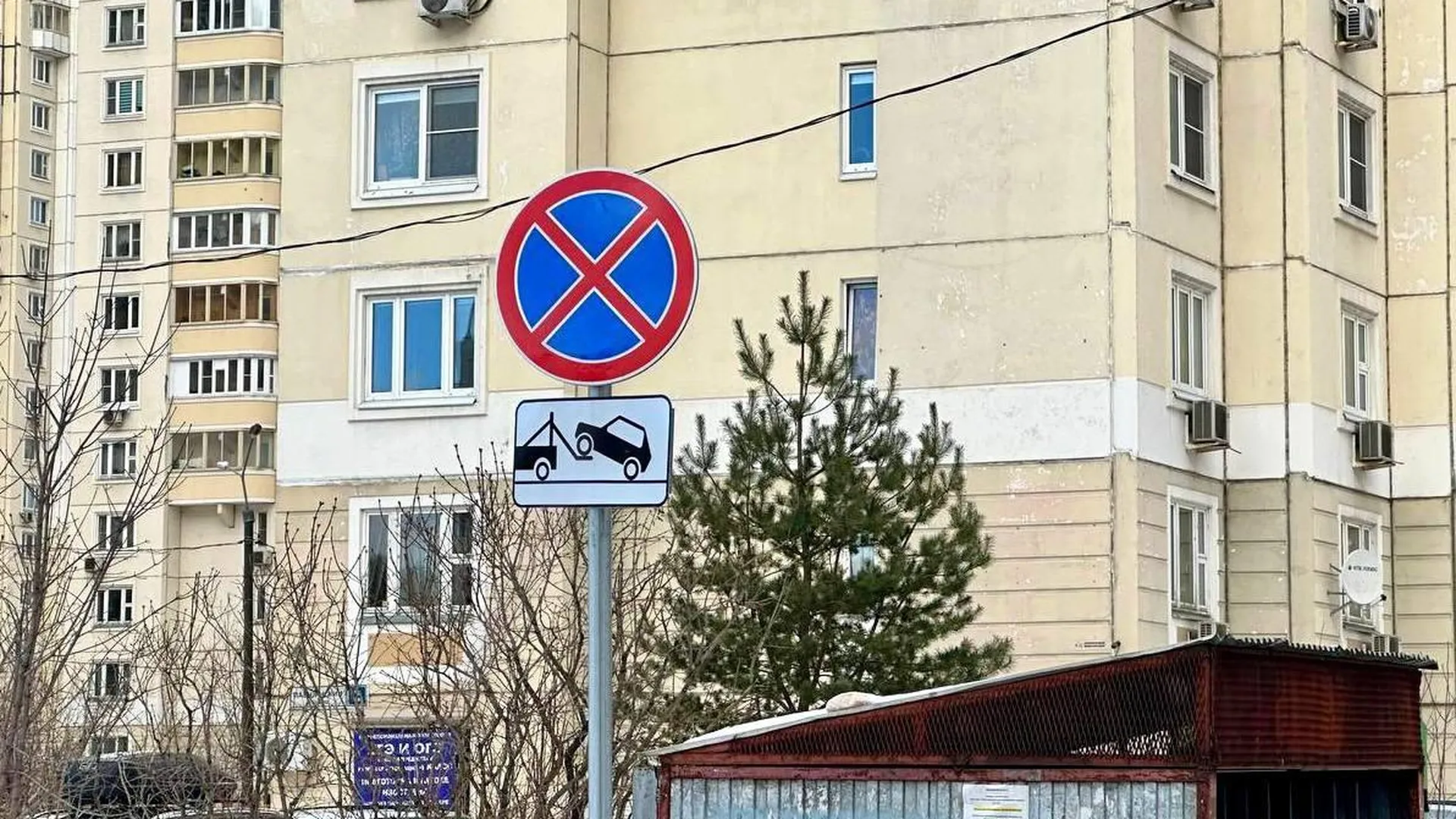 Жителям Подмосковья напомнили о запрете парковки возле контейнерных площадок