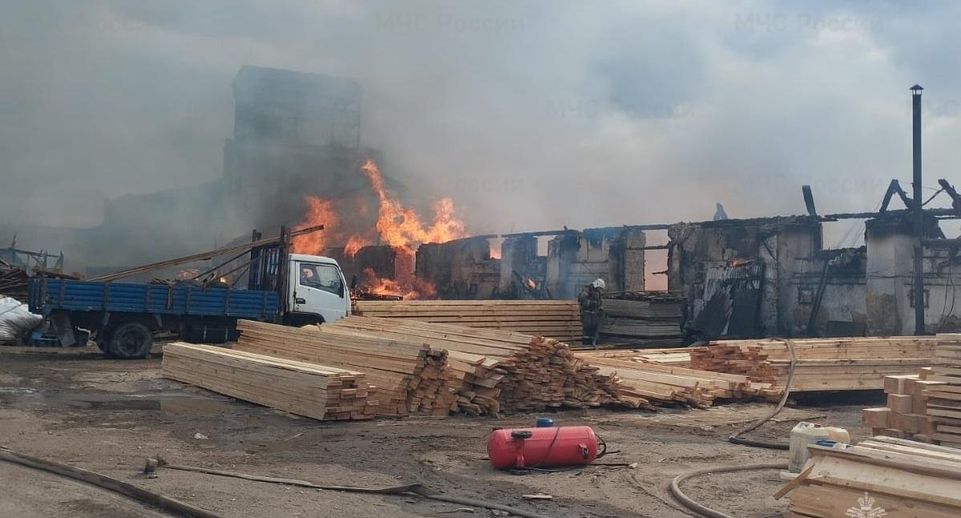 В Калуге потушили возгорание на складе пилорамы площадью более 1,5 тыс кв м
