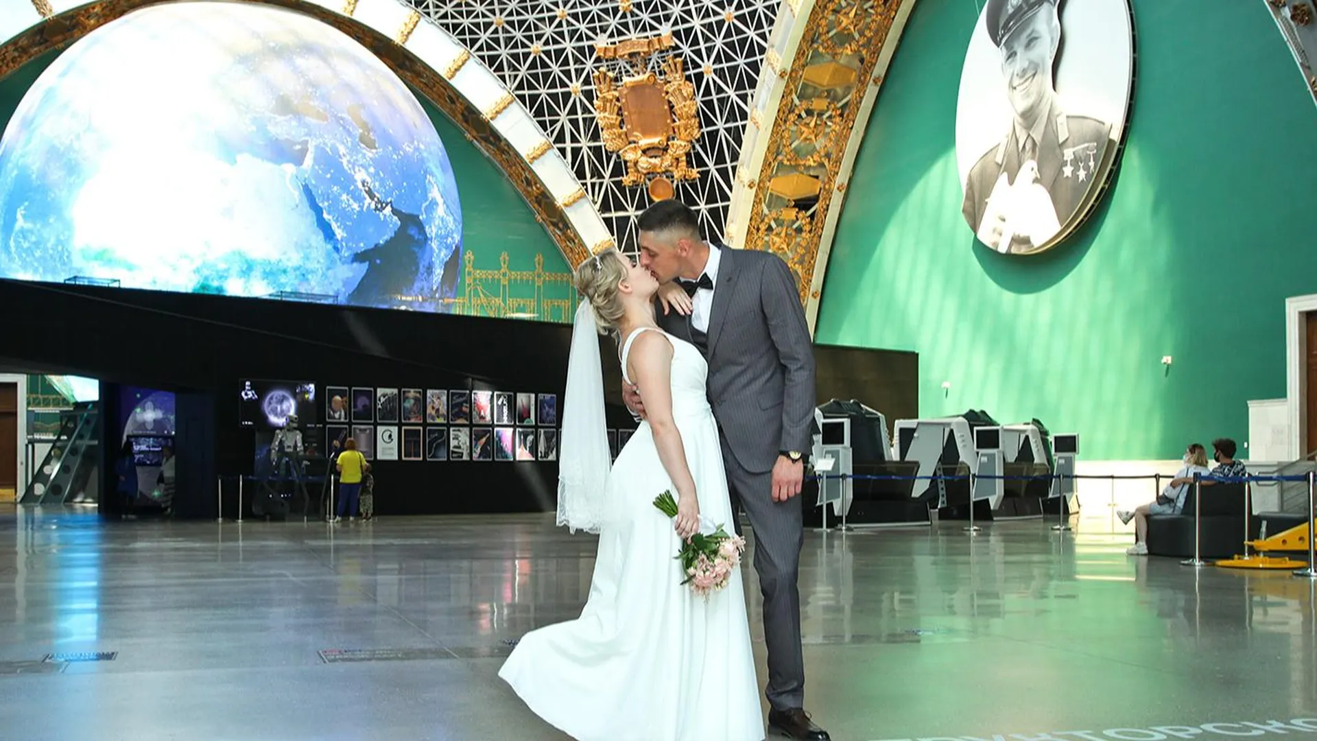 Москвичам рассказали, как проходит церемония заключения брака в павильоне «Космос» на ВДНХ