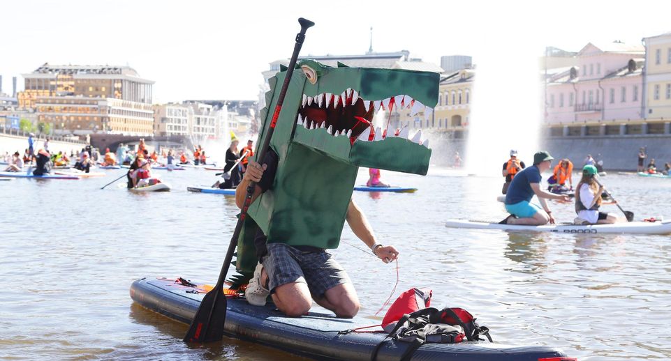 Костюмированный сап-заплыв в рамках гастрономического фестиваля прошел в Москве