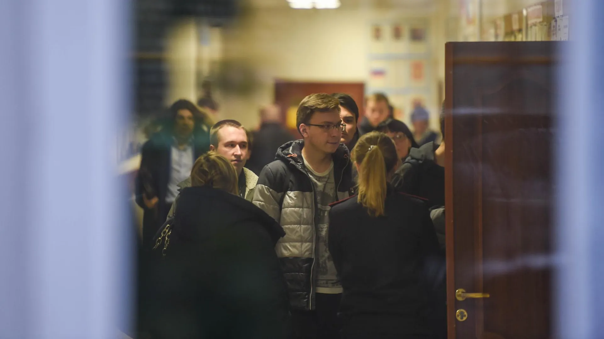 Студенты начали выходить из здания колледжа в Москве, где был убит преподаватель