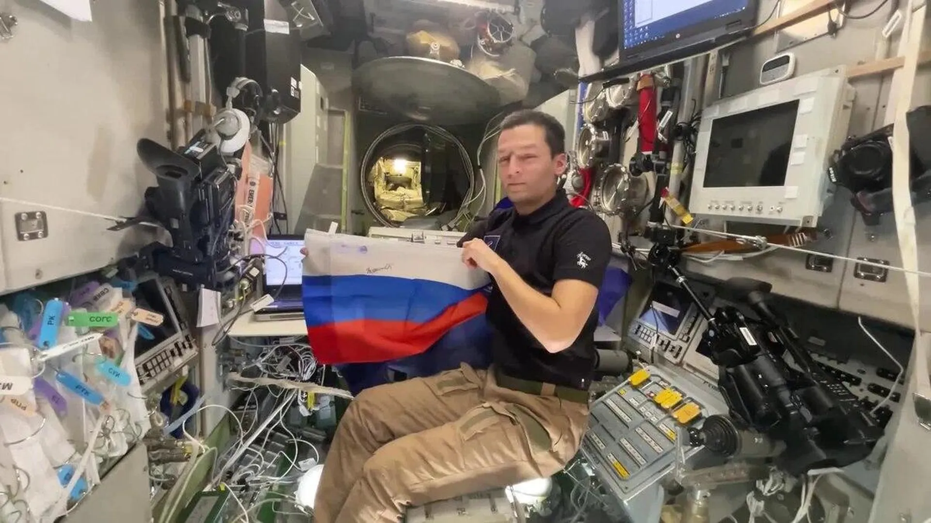 Космонавты Роскосмоса поздравили работников ФСИН с профессиональным праздником