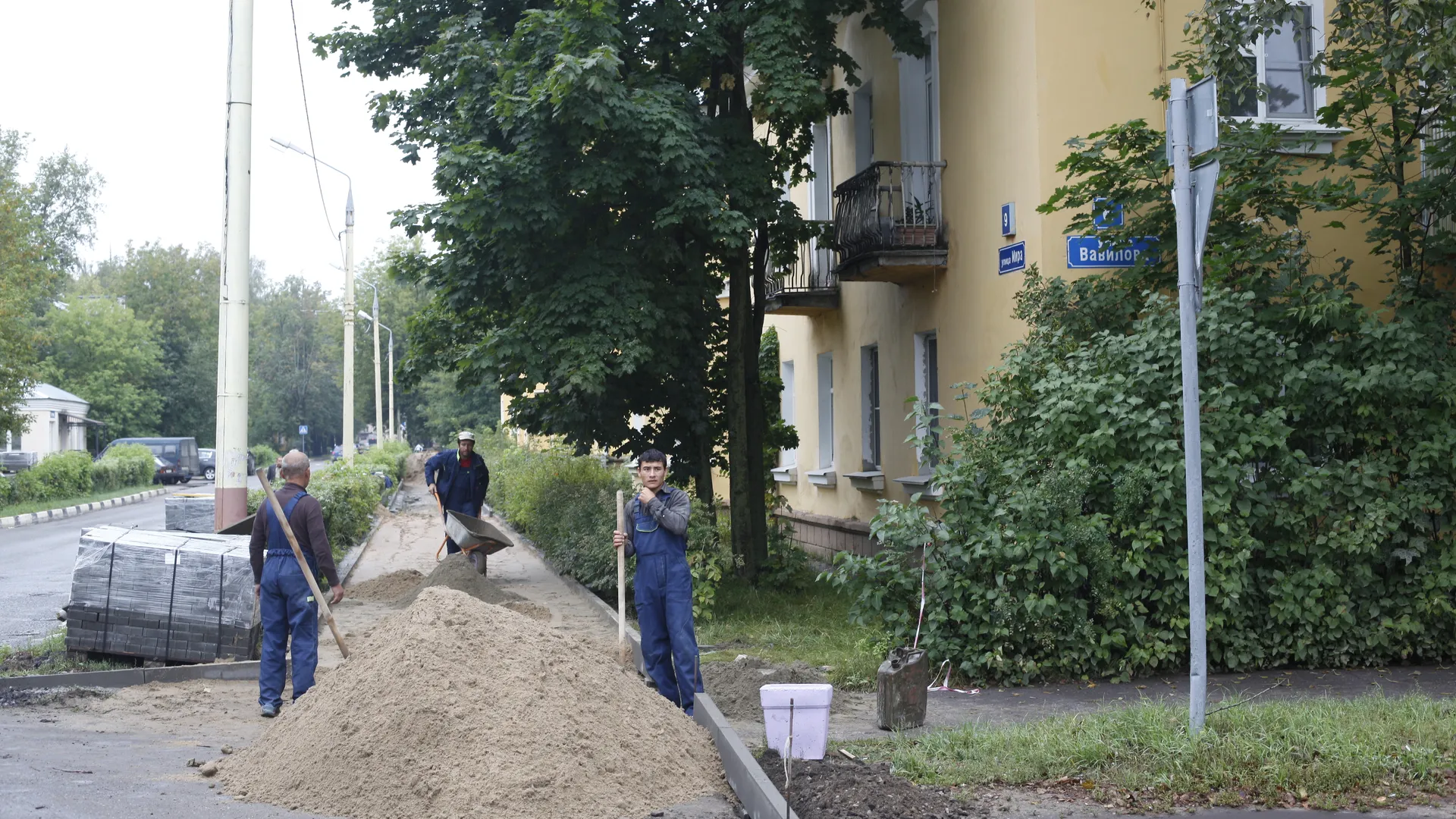 Обустройство тротуара ведется на улице Ватутина в Щелкове