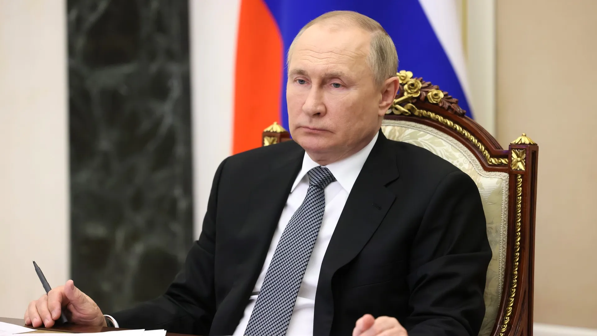 Путин поручил более чем вдвое повысить МРОТ к 2030 году