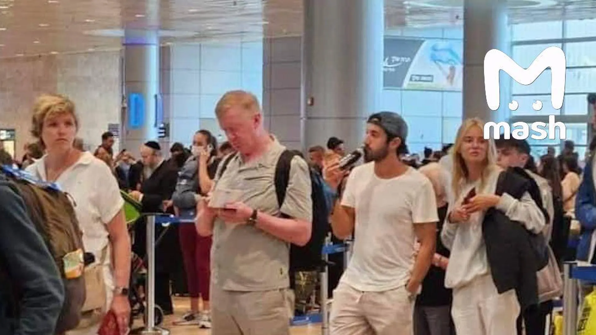 В Сети распространяется снимок Чубайса с женой в аэропорту Тель‑Авива