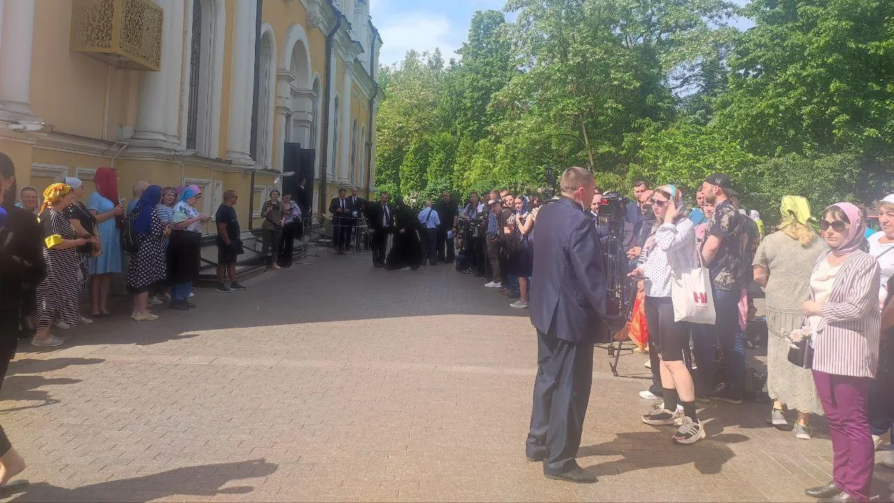 Толпа людей собралась возле Покровского монастыря для прощания с Заворотнюк